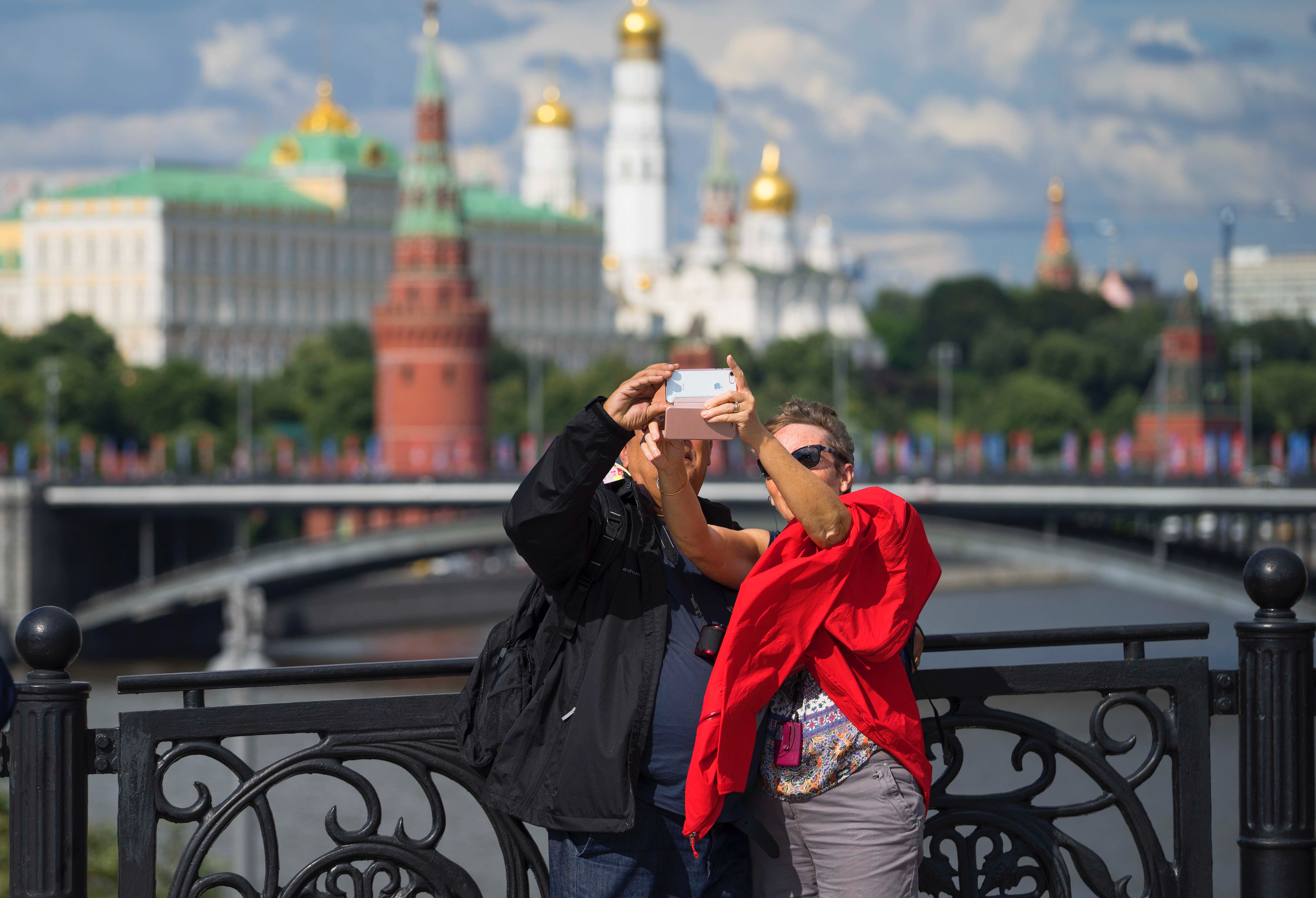 Организовать поездку в москву